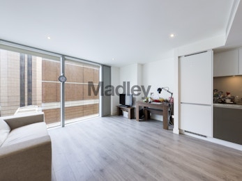 Fabulous 1 bed with floor to ceiling windows 